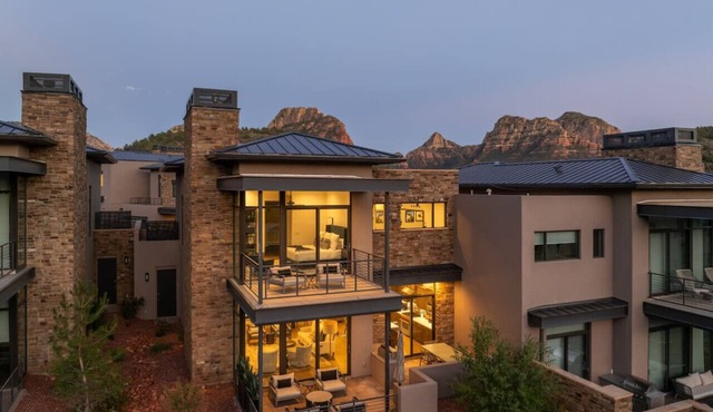 Luxury Townhome - Exclusive guest access to a members-only golf club, pool, and resort amenities!