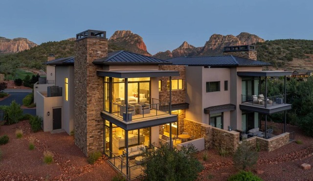 Luxury Townhome - Exclusive guest access to a members-only golf club, pool, and resort amenities!