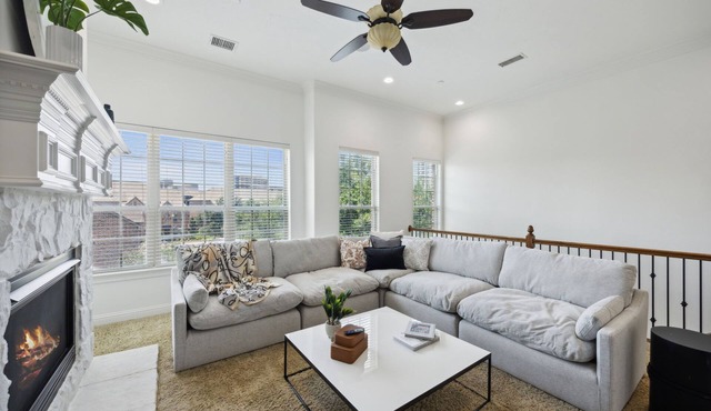 Luxury Townhome walking distance to Legacy West in Plano