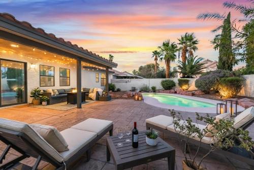 Luxury Vegas Escape,Pool, Gameroom, Mtn Views, EV
