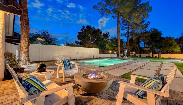 Luxury Villa: Pool, Hot Tub & Fire Pit Near Strip