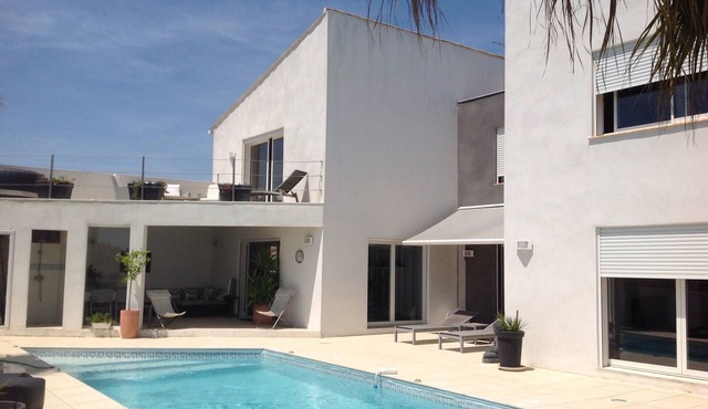 Magnificent architect designed villa for a quiet holiday near the sea . in Sérignan