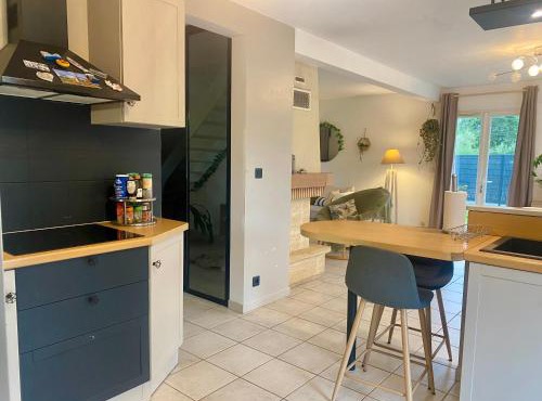 Maison avec jacuzzi proche circuit 24h et Boulerie Jump in Yvré-lʼÉvêque
