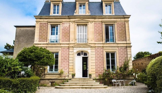MAISON DE MAÎTRE IN THE HEART OF THE VILLAGE 5 MINUTES FROM THE BEACH in Courseulles-sur-Mer