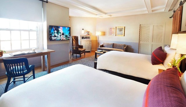 Majestic Stay Offering Intimate Poolside Bar Ambiance in the Heart of Hollywood