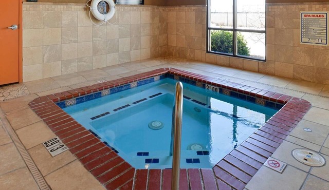 Make Your Trip More Enjoyable! 3 Relaxing Units, Indoor Pool, Pets Allowed! in Albuquerque
