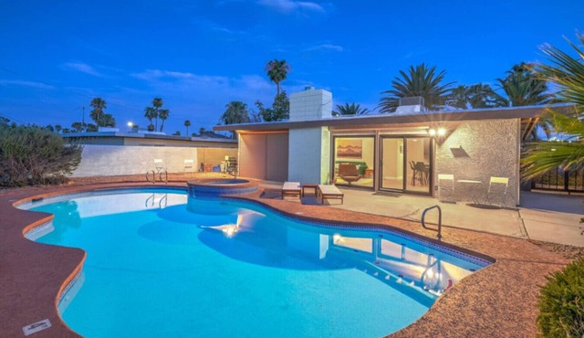 Mid Century Modern near STRIP w Pool King Suite