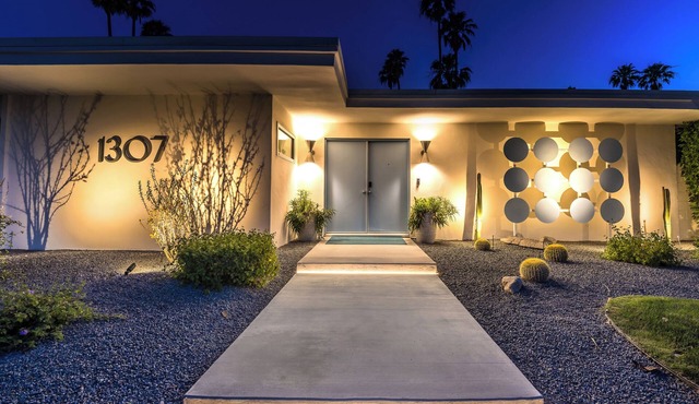 Mid-Century Modern/pool/spa/king beds/3 ensuite baths/fire feature