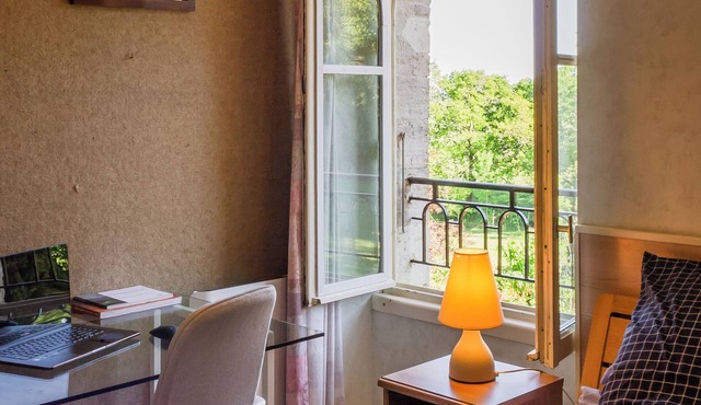 Middle room with shared bathroom in Auch