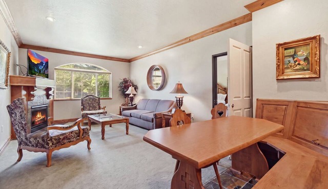 Midway Villa with king bedroom, full kitchen, fireplace, pools, and mountain views. in Midway