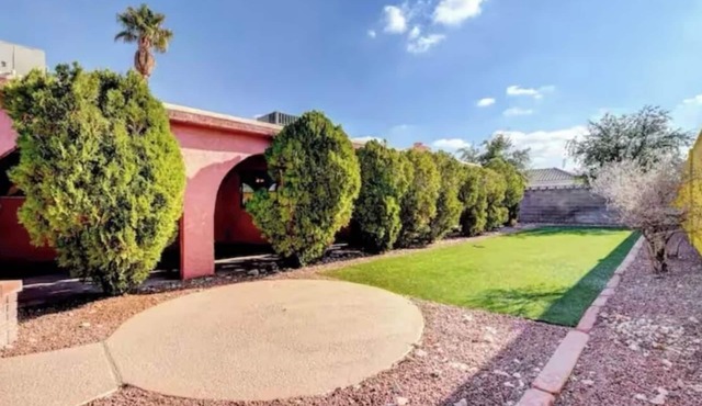 Minutes to Strip-swimming pool, golf, ping pong, pool table, games and more.
