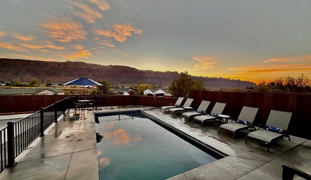 Moab Desert Escape Villa: Luxury 5-Bedroom Retreat with Heated Pool