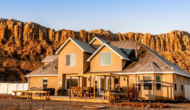 Moab Desert Home, 4 Bedroom Private House, Sleeps 10, Pet Friendly