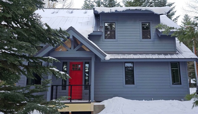 Modern 3-bedroom cabin near Crystal and Mt Rainier in Enumclaw