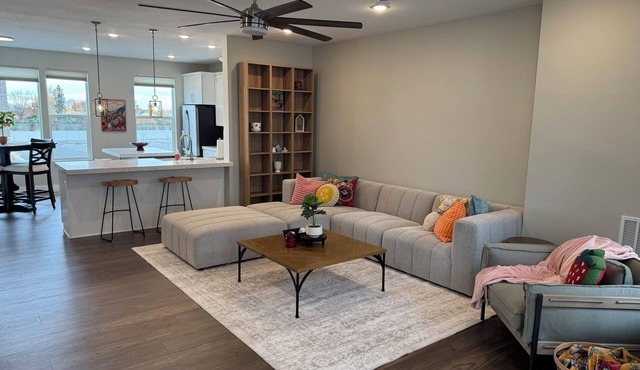 Modern 3-bedroom townhome in Pleasant Grove with 2 car garage
