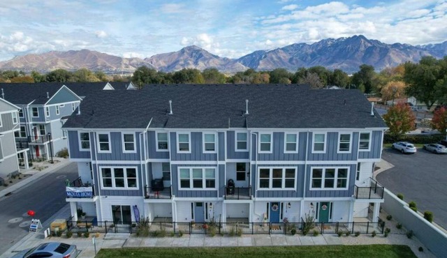 Modern 3BR Retreat Mtn Views & Garage Parking