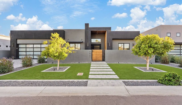 Modern 5-bedroom house perfectly situated near old town Scottsdale