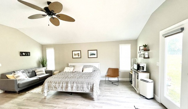 Modern Attached Guest Suite Getaway in Cedar Creek