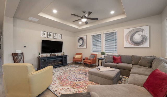 Modern, cheerful home near Winter Park/Granby. Private Hot Tub, mountain views! in Tabernash