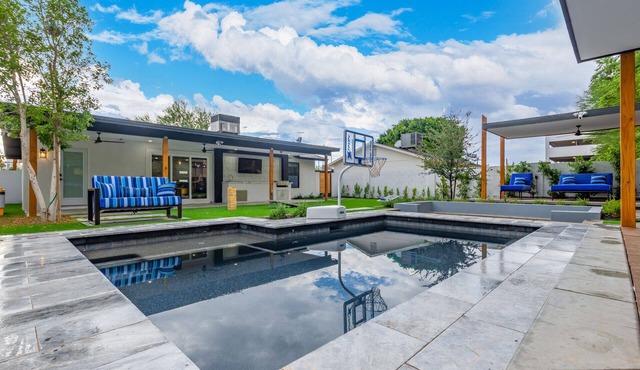 Modern Chic Downtown 3BD 3BR with Pool and Spa