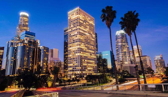 Modern Home 3BR, 2.5 Bath Sleeps 10 Close to DTLA