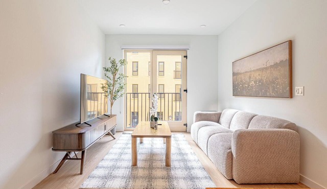 Modern King 1B1B｜Pool & Gym｜Smart 4K TVs in Montclair