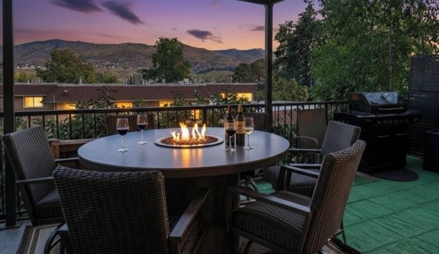 Modern Lakeside Luxury: Freshly Remodeled Chelan Condo with Pool, Hot Tub & BBQ in Chelan