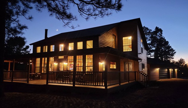 Modern luxury cabin at Las Nubes Ranch in Parks!
