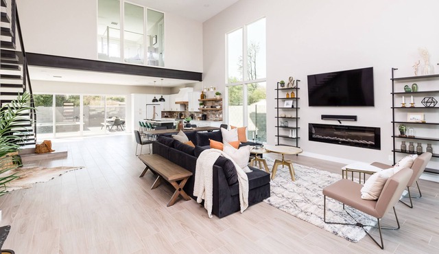MODERN MASTERPIECE- CAMELBACK VIEWS - PRIVATE POOL & SPA