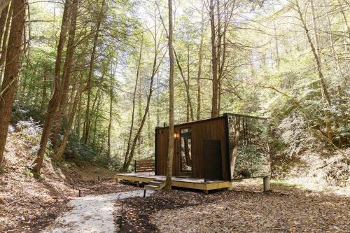 Modern Mirror Home w/Hot-tub | “Glass House” #3 in Campton