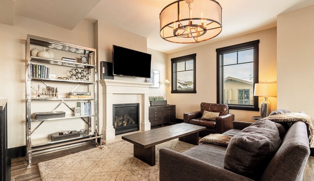 Modern Mountainside Townhome, Natural Light, Outdoor Recreation + Hot Tub!