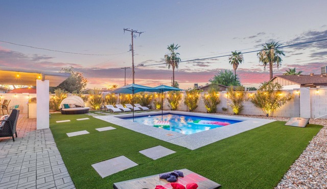 “Modern” Old Town Scottsdale, Resort Style yard, Baja HEATED Pool Hot Tub, BBQ