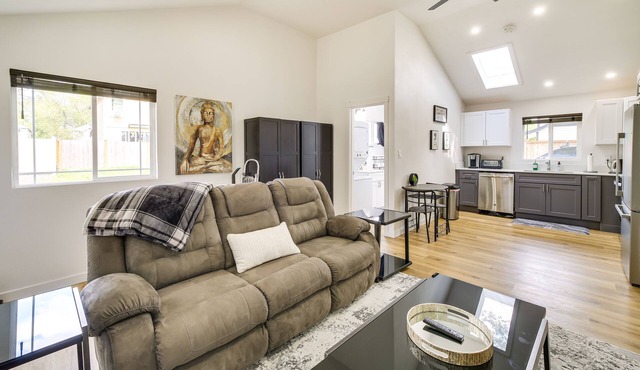 Modern Pacific Vacation Rental: 5 Mi to Lake Tapps in Pacific