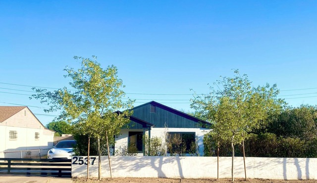 Modern Urban Oasis Conveniently Located near Downtown Phoenix.