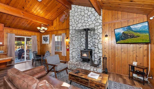 Moon Sight Serene Big Bear Lake Cabin with Hot Tub