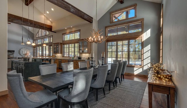 Mountain Majesty at Grays Crossing By Tahoe Getaways - 4BR 4BA w/Private Hot Tub
