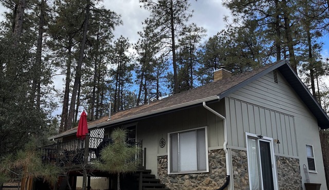 Mountain retreat with close proximity to lake and town square
