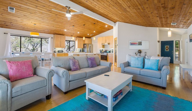 MOUNTAIN TOP WITH 4 ACRES AND SPECTACULAR VIEWS WITH HOT TUB