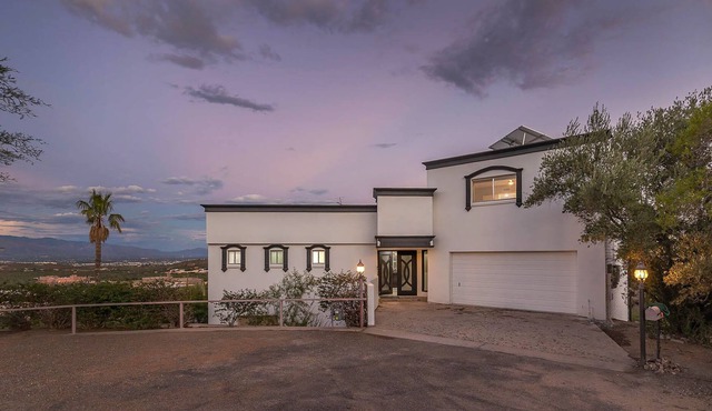 Mountainside Villa-Luxury Desert Retreat w/ Panoramic Views
