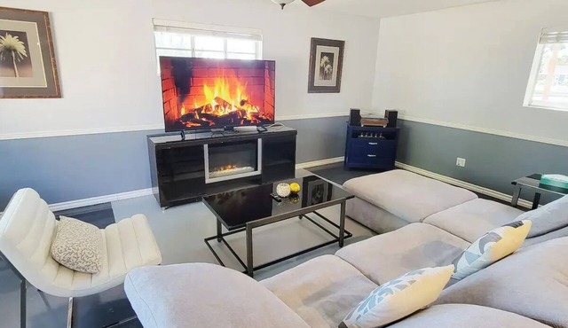 Msg for 5% off 1Bed 1Bath Huge Guesthouse Midtown PHX in Phoenix