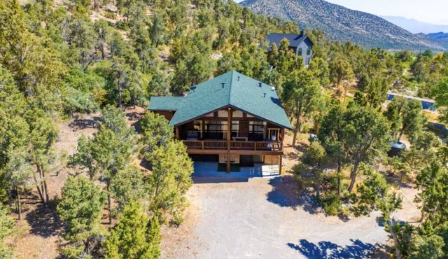 Mt. Charleston Spacious 4BR Log Cabin WiFi - Near Las Vegas