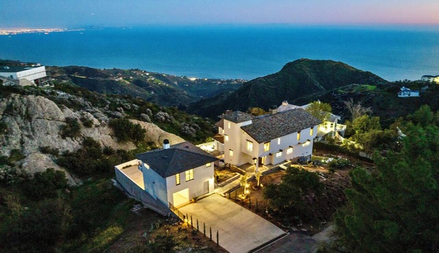 Mt Malibu Mansion w/Ocean Views, 2+ Acres, Mini Golf, Hot Tub, Guest House!