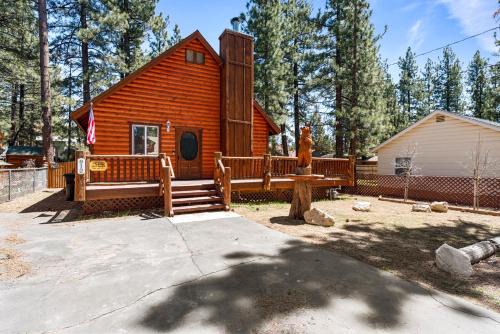 Nana Bear Manor - Quiet and spacious log cabin with hot tub perfect for a mountain getaway! in Big Bear City