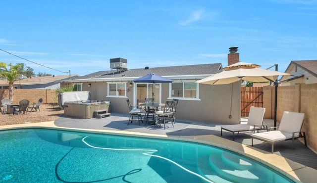 Near Old Town Scottsdale's Shopping, Dining & Golf, Private Heated Pool, Shuffle Board & Pool Table!