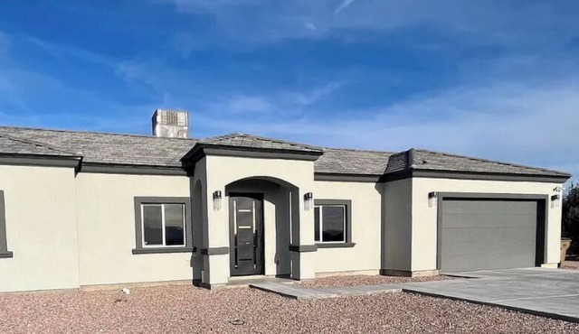 NEW 3/2 WITH BEAUTIFUL SUNSETS, MOUNTAIN VIEWS, AND ALL YOU NEED TO RELAX!