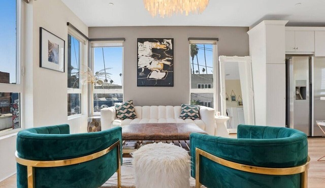 NEW! 3BR Townhouse, Iconic Hollywood Sign Views
