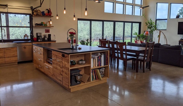 New Custom PNW Modern home 20 min to Hayward Field in Eugene