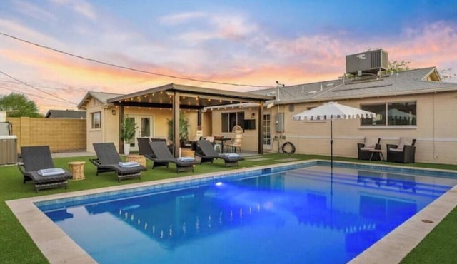 NEW Hot tub & Pool Bungalow Minutes to Old Town