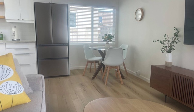 New remodeled 1 bed apartment with AC/parking/onsite laundry 1 minute to sand!