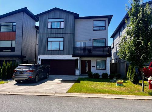 New, Spacious 2 Bedrooms in Downtown With Free Parking! in Maple Ridge